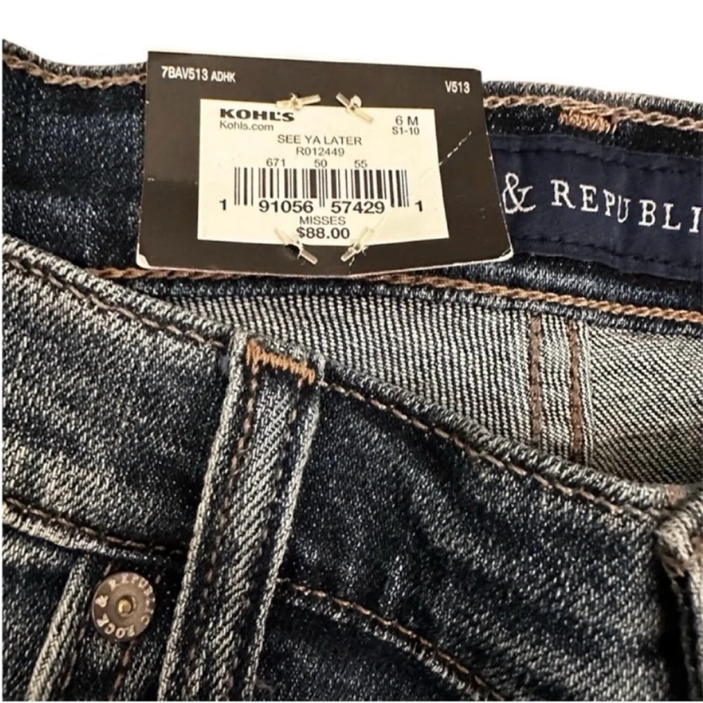 🦋NWT! ROCK & REPUBLIC Mid Rise Slim Boyfriend Distressed Jeans - Size 6